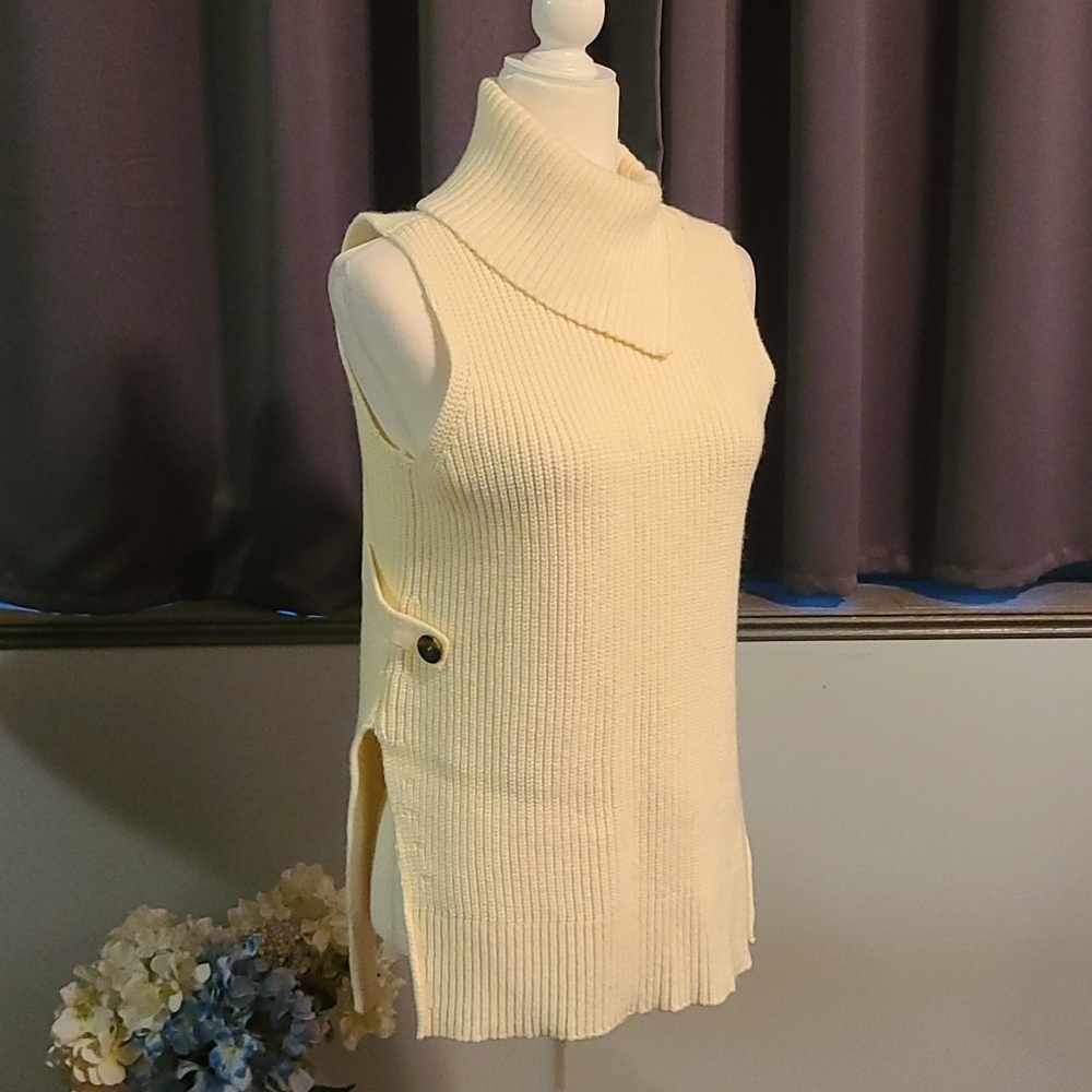 Anthropologie Cream Sleeveless Sweater - Small